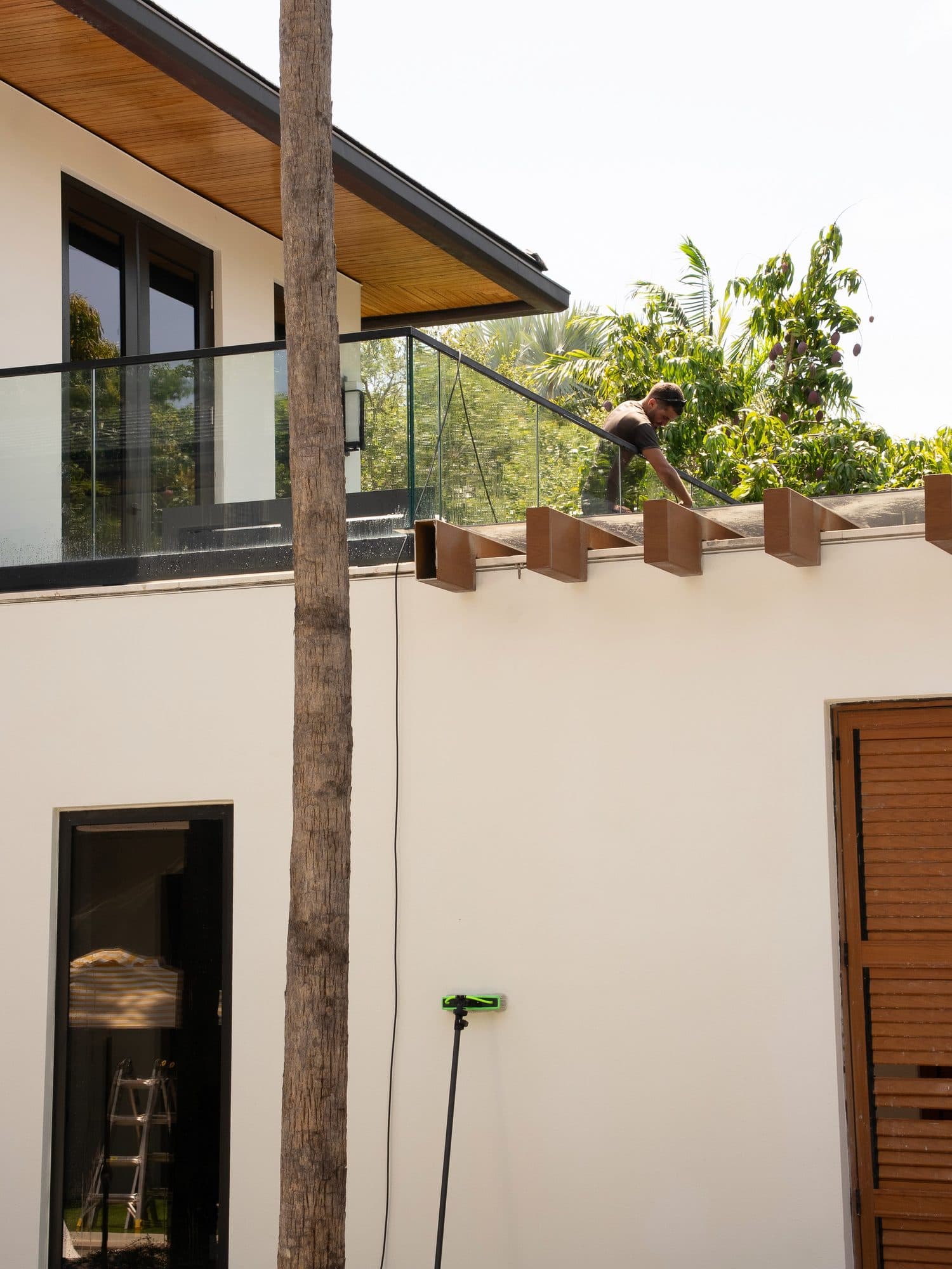 Top Questions to Ask Before Hiring a Window Cleaning Company